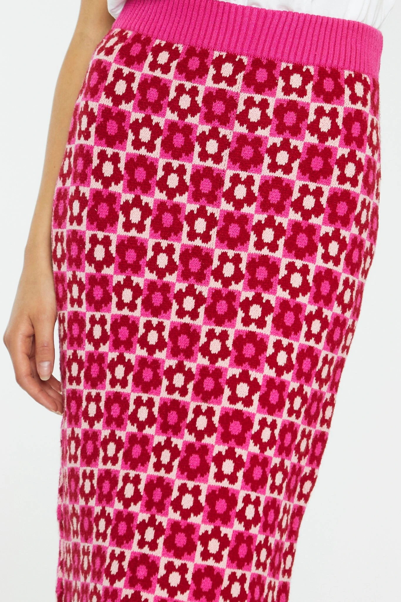 Glamorous Red-Pink Flower Check Intarsia Knit Midi-Skirt 4 Glamorous Red-Pink Flower Check Intarsia Knit Midi-Skirt - Image 4