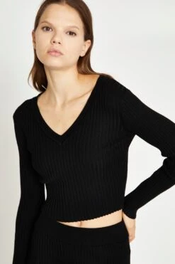 Glamorous Black Knitted V-Neck Crop-Top -Cheap Softly Dressed Store TM0329A BK 04